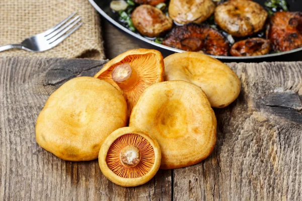 Saffron milk cap mushrooms on wooden table. Copy space — Stock Photo, Image