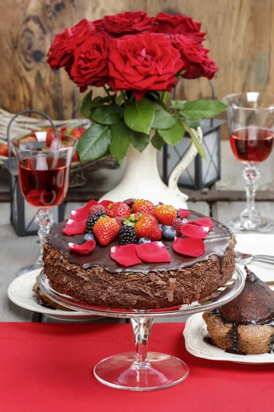 Bolo de chocolate com morangos. Mesa de festa de aniversário — Fotografia de Stock