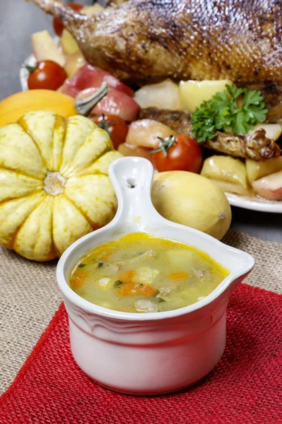 Sopa de pollo con fideos y verduras —  Fotos de Stock