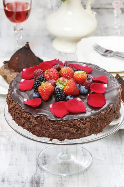 Chocolate cake decorated with fresh fruits — Stock Photo, Image