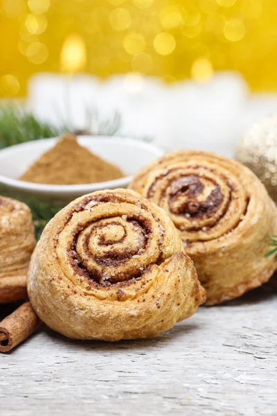 Rollos de canela en el ajuste de Navidad — Foto de Stock