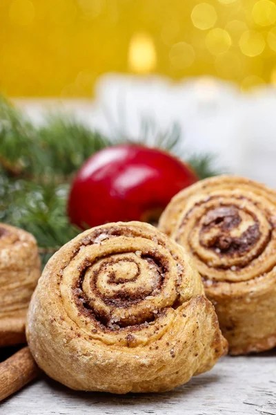 Cinnamon rolls in christmas setting — Stock Photo, Image