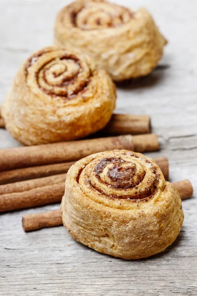 Rotoli di cannella in ambiente natalizio — Foto Stock