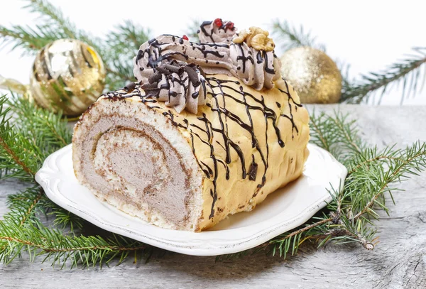クリスマスの設定での甘いロール ケーキ — ストック写真