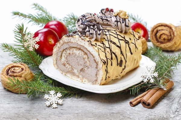 Süße Rolltorte im weihnachtlichen Ambiente — Stockfoto