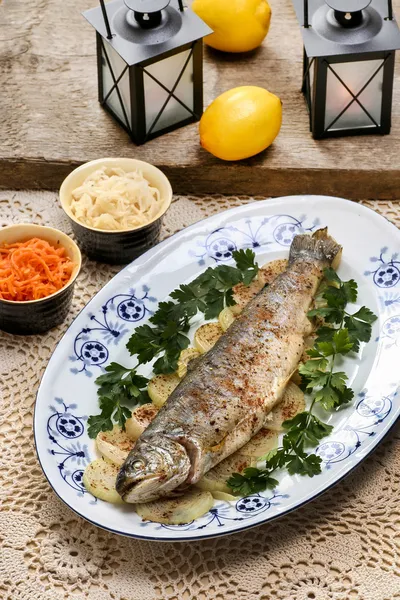 Fish plate in greek tavern. Roasted trout on onion. Fresh salads — Stock Image Fish plate in greek tavern. Roasted trout on onion. Fresh salads Stock Image
