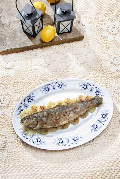 Fish plate in greek tavern. Roasted trout on onion. Fresh salads — Stock Image Fish plate in greek tavern. Roasted trout on onion. Fresh salads Royalty Free Stock Images