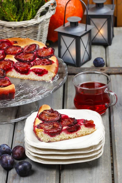 Tarta de ciruela en otoño ajuste de fiesta — Foto de Stock