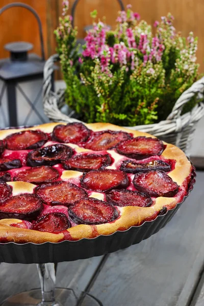 Tarte aux prunes sur la table de fête — Photo