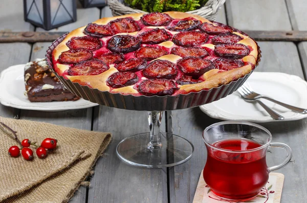 Torta de ameixa na mesa de festa — Fotografia de Stock