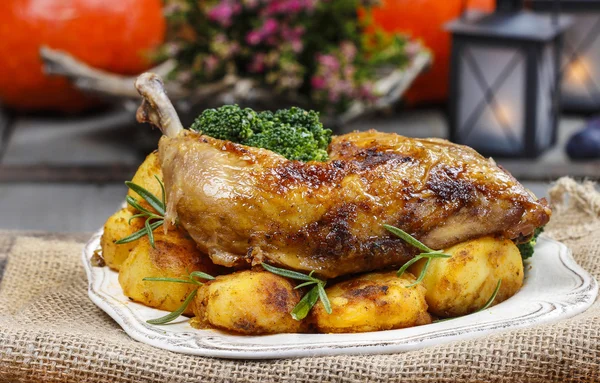 Frango assado com legumes na mesa de madeira — Fotografia de Stock