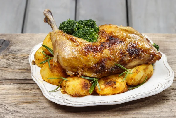 Frango assado com legumes na mesa de madeira — Fotografia de Stock