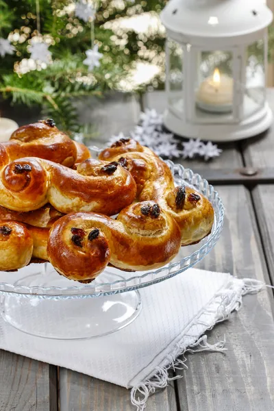 Swedish christmas. Traditional swedish buns in christmas setting — Stock Photo, Image