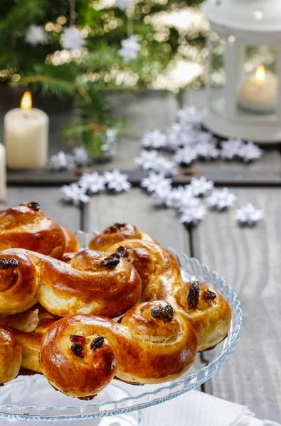 スウェーデンのクリスマス。クリスマスの設定での伝統的なスウェーデンのパン — ストック写真