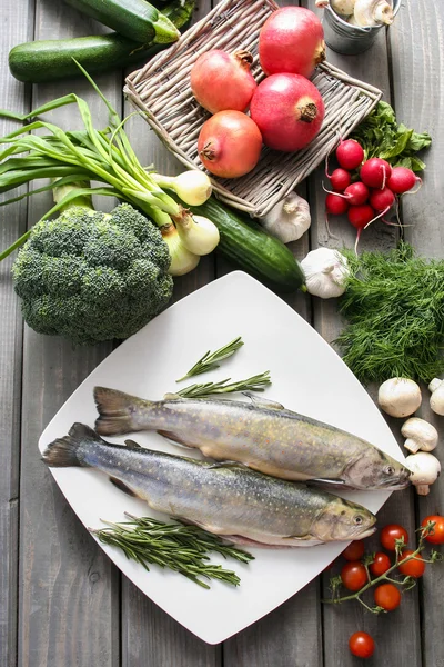 Top view on huge wooden table: two raw, fresh rainbow trouts — Stock Photo, Image