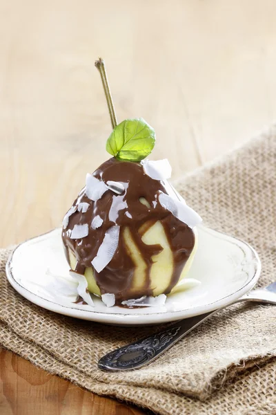 Peer met chocolade saus — Stockfoto