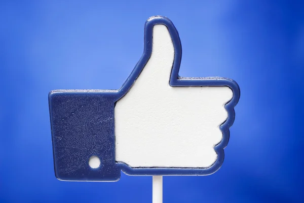 Taart POP's in de vorm van facebook knop bevalt — Stockfoto