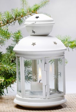 beyaz zemin üzerine beyaz fener ve çam dalları