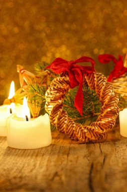 Kırmızı fiyonklu Noel çelengi