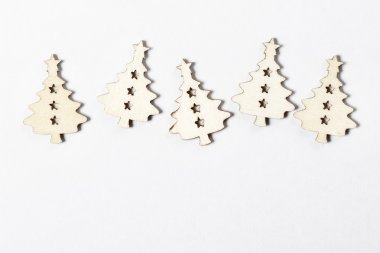 Noel ağacının beyaz arka plan üzerinde şekil