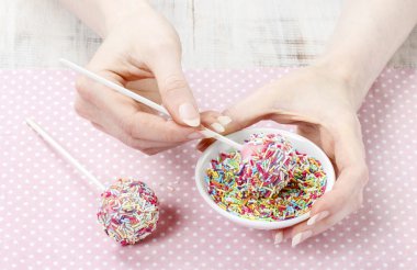 pasta süsleme ile renkli sprinkles çıkar