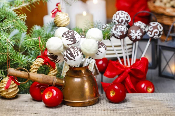 Шоколадний торт з'являється в різдвяній обстановці — стокове фото