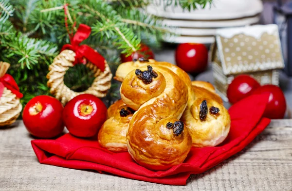 Pães suecos tradicionais no cenário de Natal. Um pão de açafrão — Fotografia de Stock
