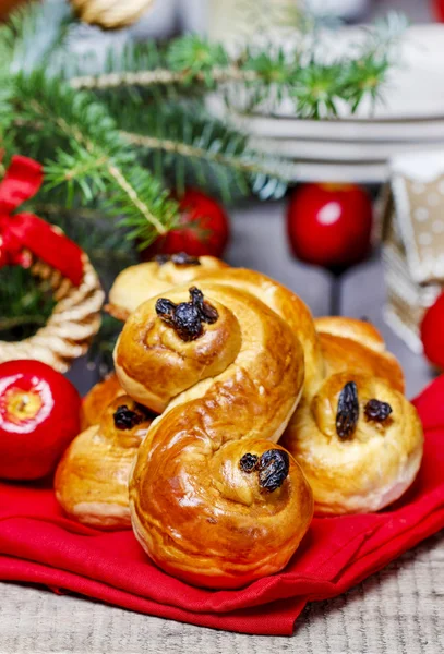 Pães suecos tradicionais no cenário de Natal. Um pão de açafrão — Fotografia de Stock