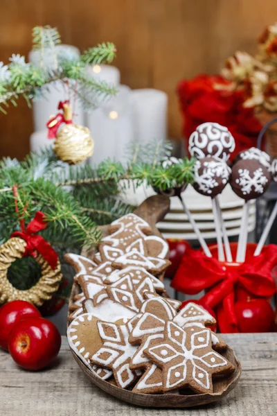 Vánoční perník cookies na dřevěném podnosu. selektivní zaměření — Stock fotografie