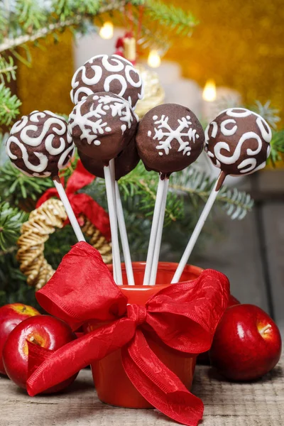 Pastel de chocolate aparece en la configuración de Navidad —  Fotos de Stock