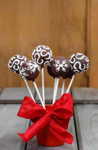 Bolo de chocolate aparece no cenário de Natal — Fotografia de Stock