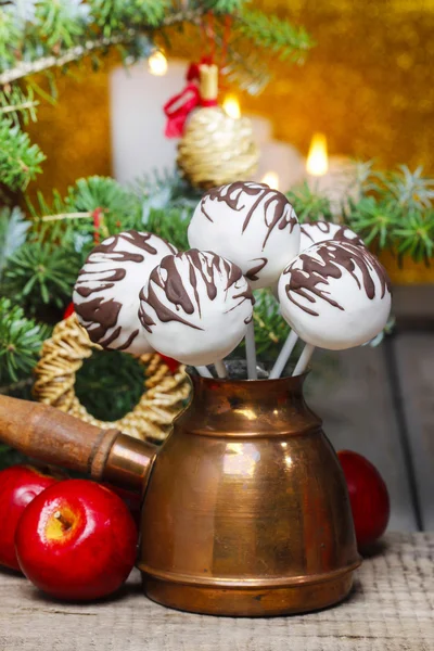 Bolo de chocolate aparece no cenário de Natal — Fotografia de Stock