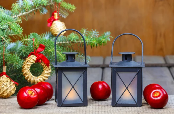 Beautiful christmas setting: lanterns, apples, christmas tree — Stock Photo, Image