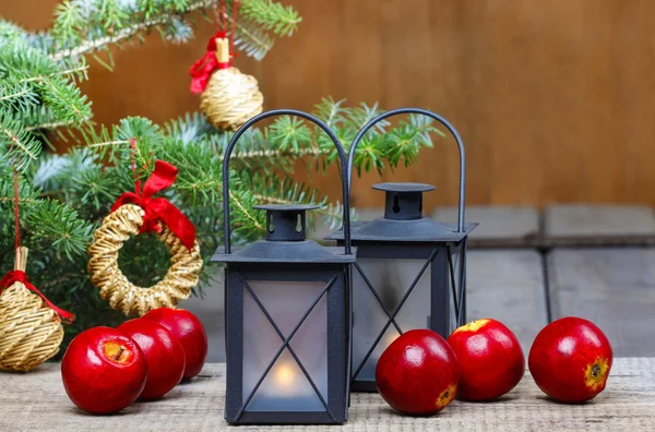 Beautiful christmas setting: lanterns, apples, christmas tree — Stock Photo, Image