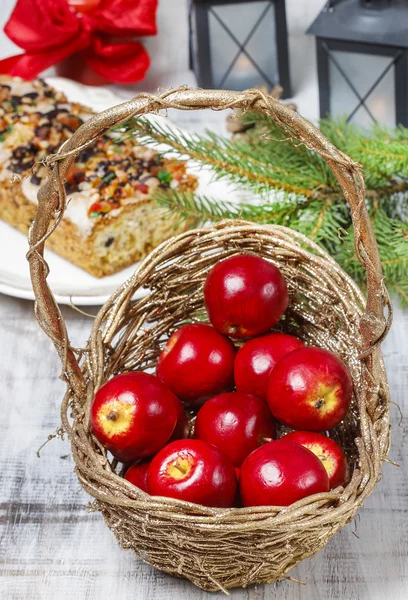 Korb mit roten Äpfeln auf Holztisch — Stockfoto