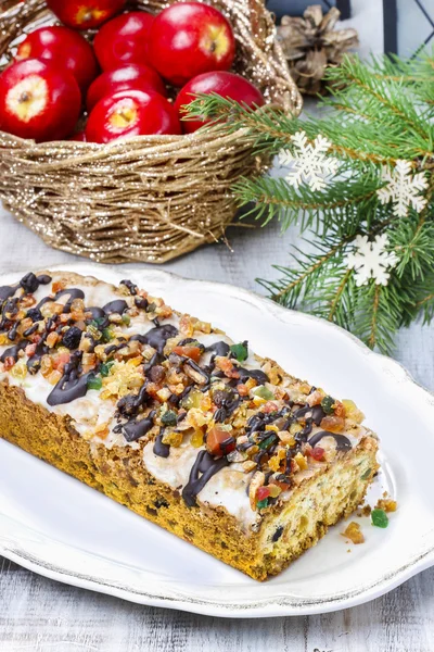 Ovocný koláč s sušené ovoce a ořechy v prostředí vánoční — Stock fotografie