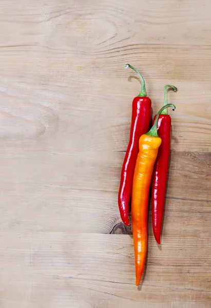 Eski ahşap masada kırmızı kırmızı kırmızı biber