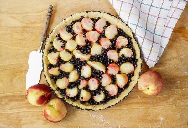 Blick von oben auf köstliche Torte gefüllt mit Pfirsichen und Blaubeeren — Stockfoto