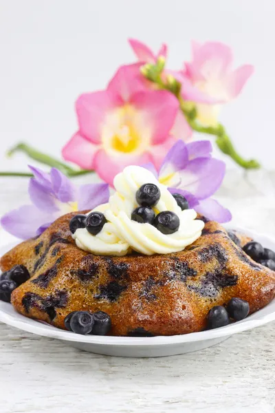 おいしいケーキを装飾されたクリームと新鮮なブルーベリー — ストック写真