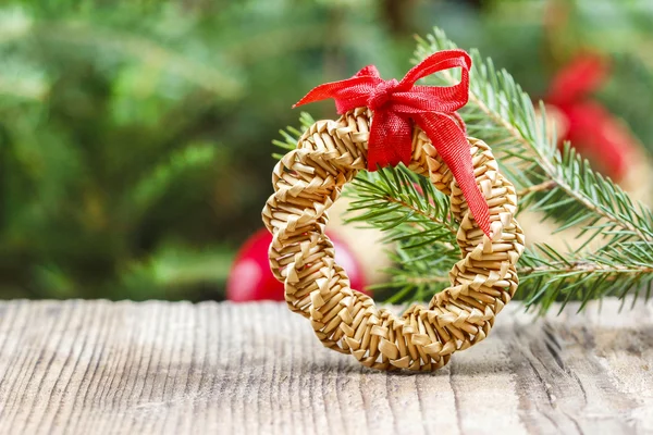 Corona de Navidad con lazo rojo — Foto de Stock