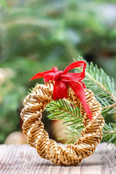 Julkrans med röd rosett — Stockfoto