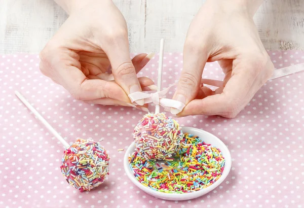 Decorating cake pops with colorful sprinkles — Stock Photo, Image