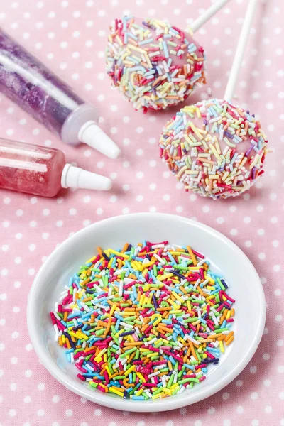 Decorating cake pops with colorful sprinkles — Stock Photo, Image