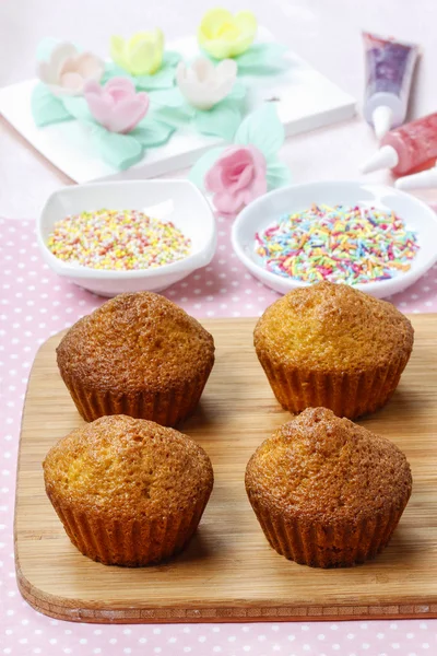 Muffins vor der Dekoration — Stockfoto