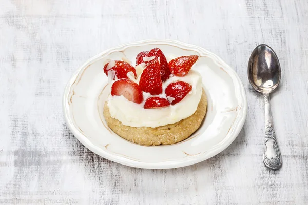 Delicious strawberry cake on party table — Stock Photo, Image