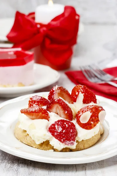 Läcker jordgubbstårta på party bord — Stockfoto