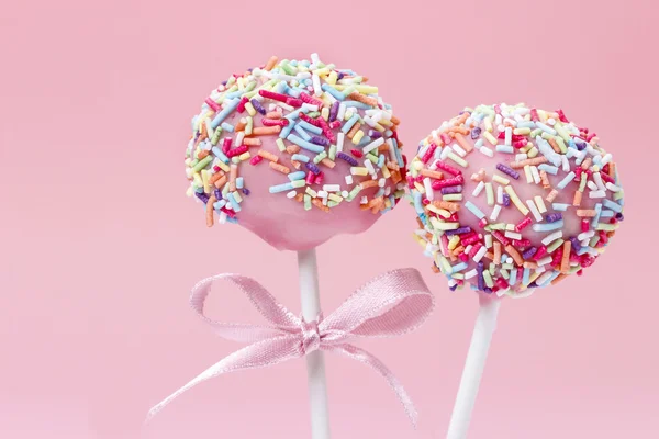 Pink cake pops decorated with colorful sprinkles. — Stock Photo, Image