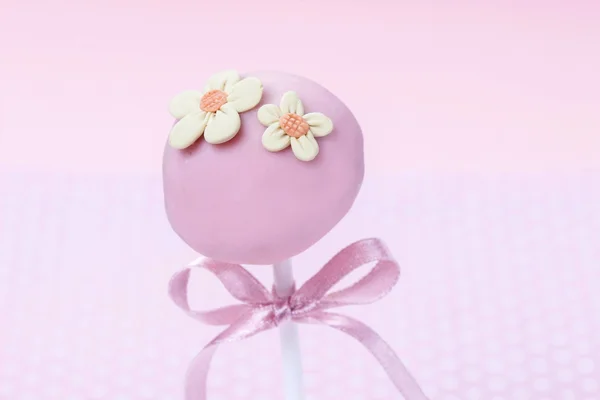 Růžový dort pops zdobí barevné postřikovačů. — Stock fotografie