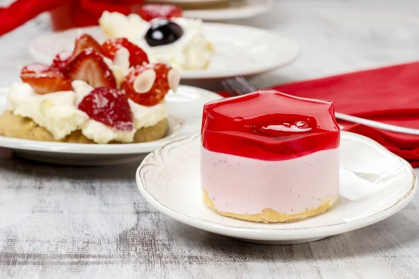 Leckerer Erdbeerkuchen auf dem Festtisch — Stockfoto