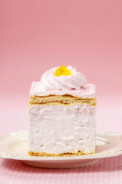 Torta rosa crema su sfondo rosa — Foto Stock